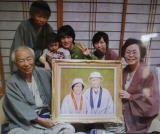 肖像画を囲んだ家族写真