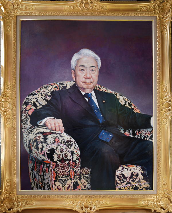 第３３代尾辻参議院議長肖像画国会掲額２０２５年