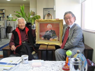 肖像画を囲みお客様と作者