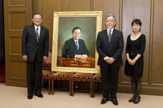 平田健二参議院議長肖像画を挟んでご帆人と