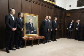 第３０代輿石東参議院副議長肖像画掲額式