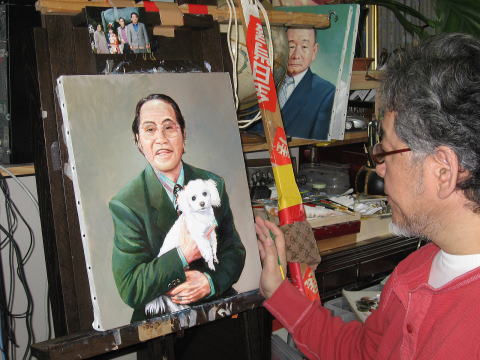 渋沢栄一のお孫氏肖像画制作中の作者